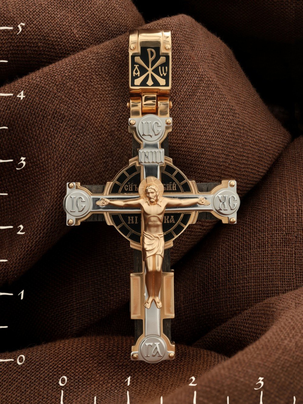 Крест из золота c эмалью и эбеновым деревом