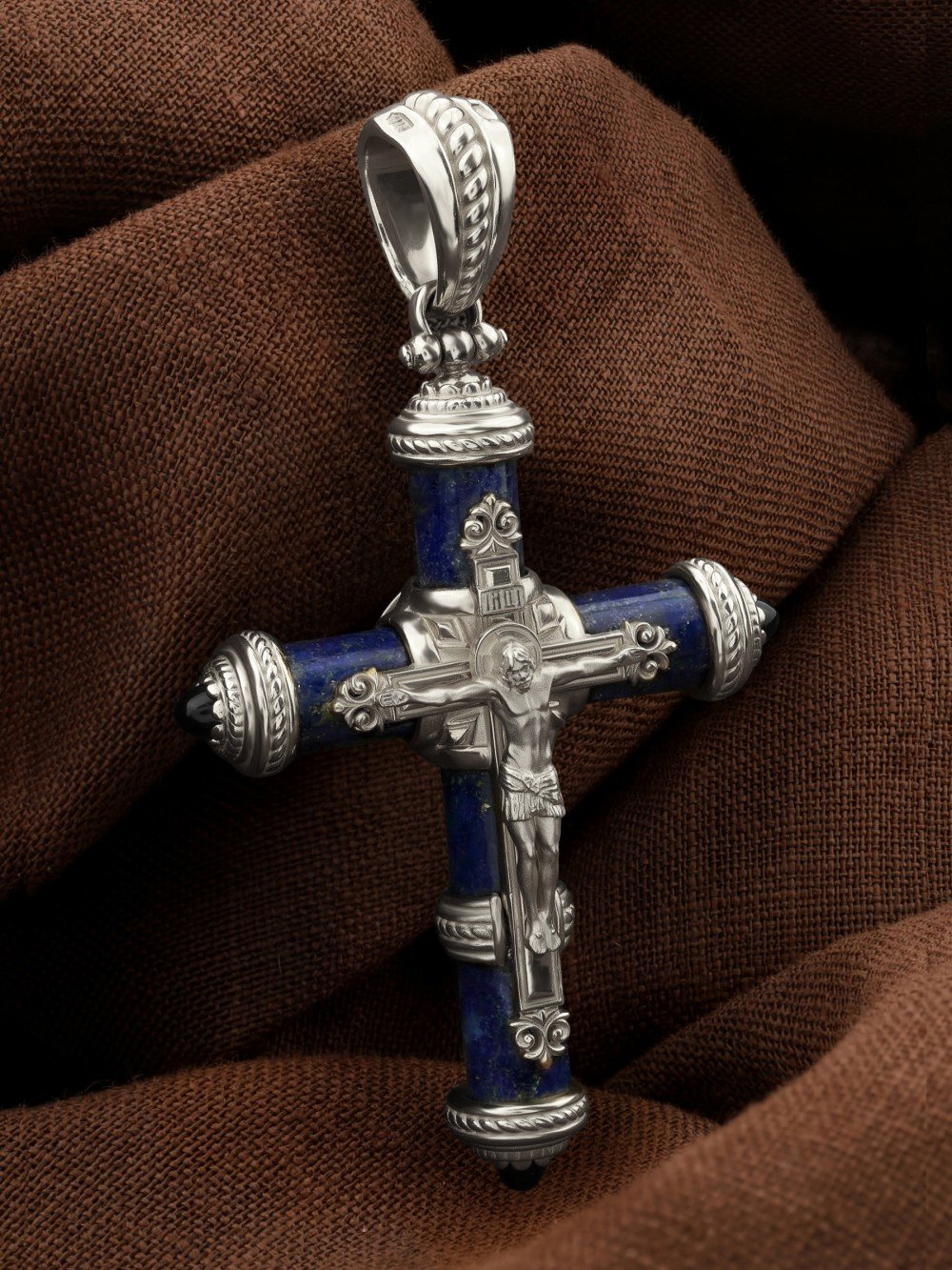 Крест из белого золота c ониксом и лазуритом