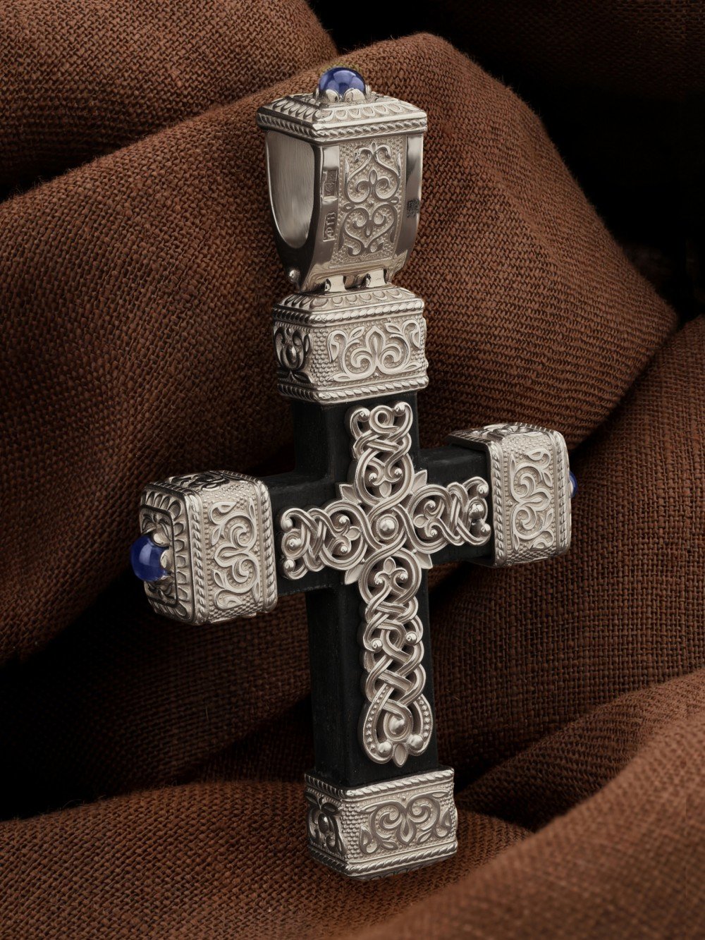 Крест из белого золота c эмалью, сапфиром и эбеновым деревом