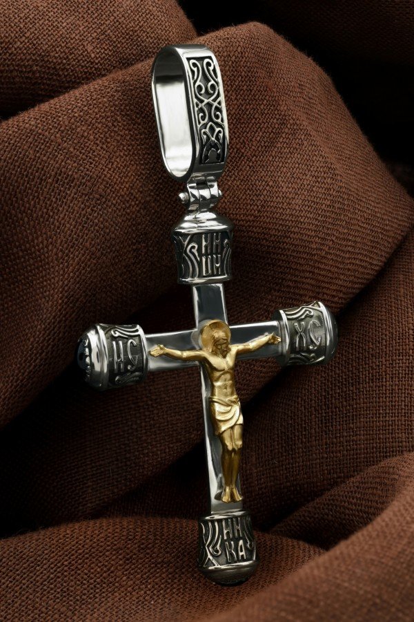 Крест из белого золота c ониксом