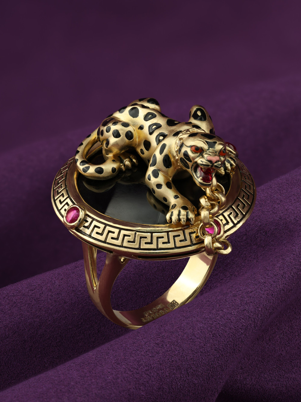 Кольцо из лимонного золота c эмалью, ониксом и рубином