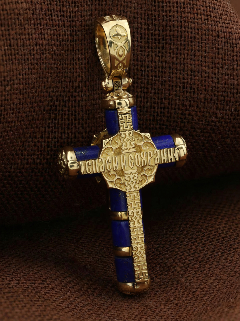Крест из лимонного золота c лазуритом