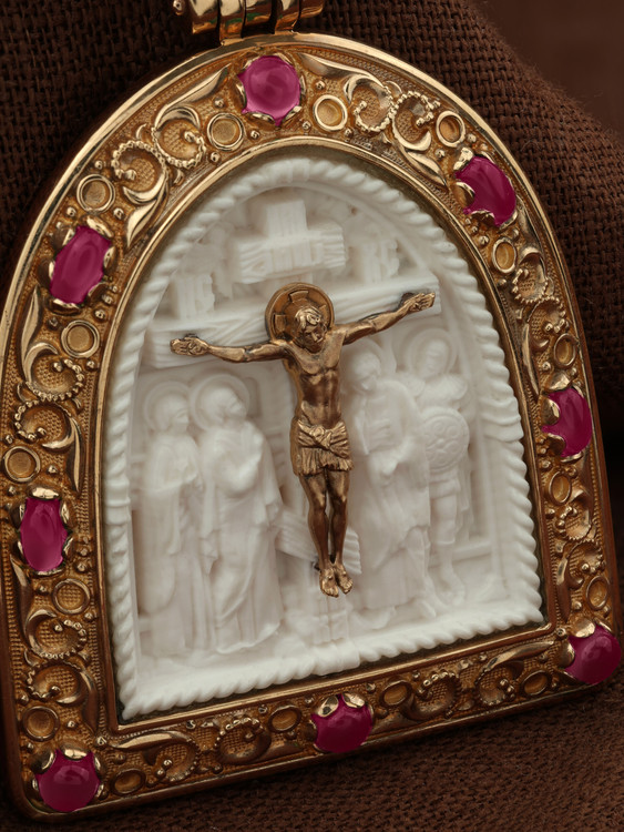 Образок из золота c эмалью, рубином и бивнем мамонта