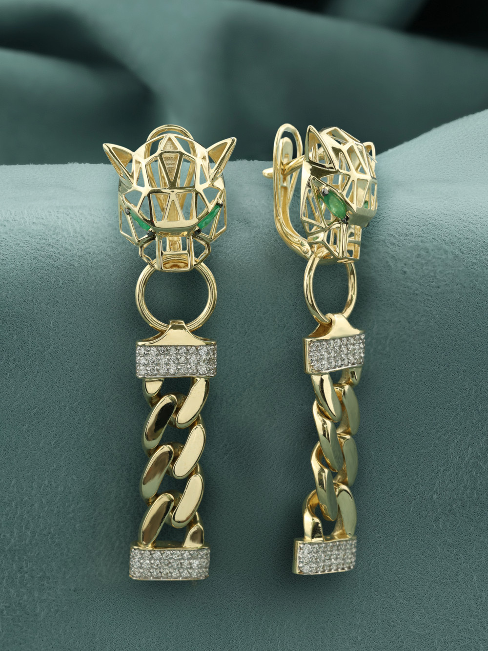 Серьги из лимонного золота c бриллиантами и изумрудом