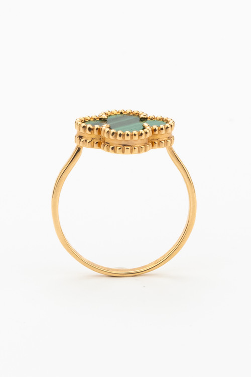 Кольцо из золота c малахитом