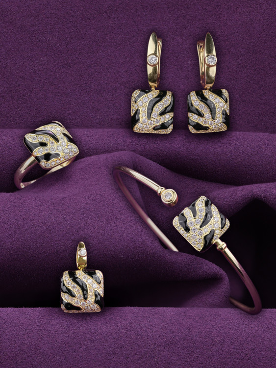 Подвеска из лимонного золота c эмалью и бриллиантами