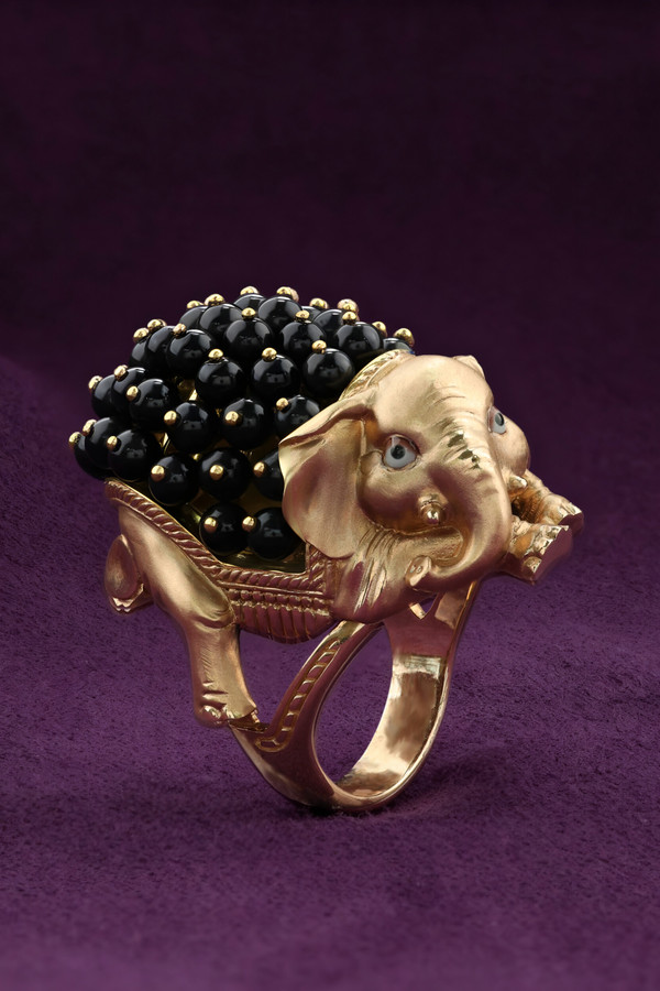 Кольцо из золота c эмалью и ониксом