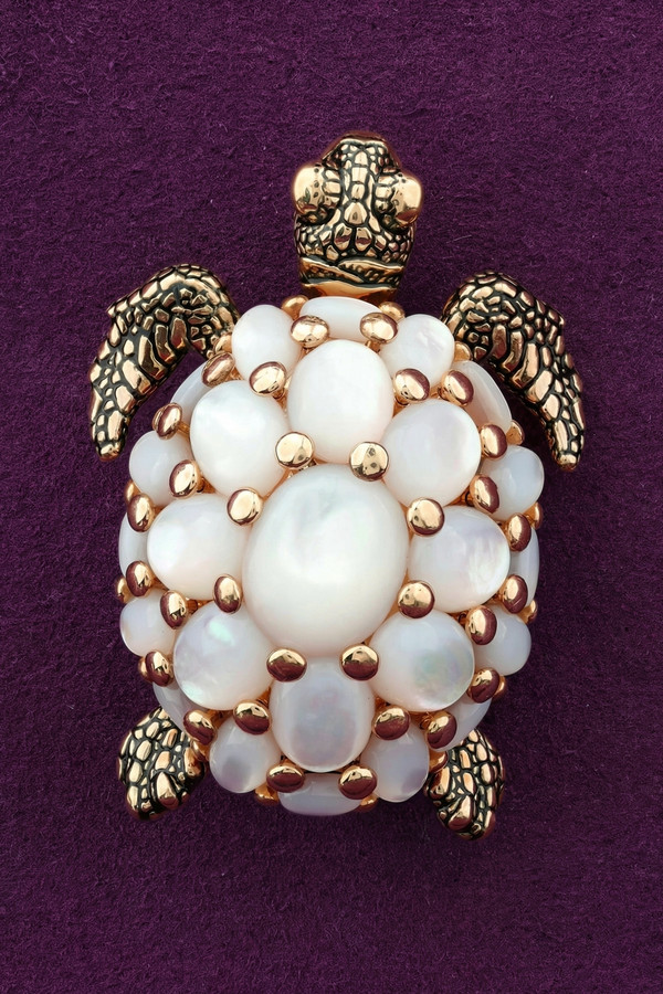 Брошь из золота c эмалью и перламутром