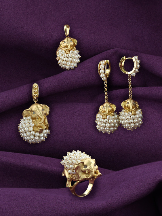 Кольцо из лимонного золота c эмалью и жемчугом