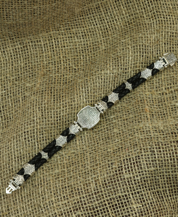 Браслет из серебра и золота c кожаным шнурком и ониксом