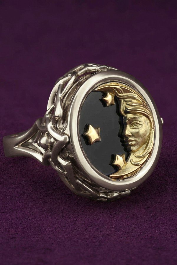 Кольцо из белого золота c ониксом и перламутром