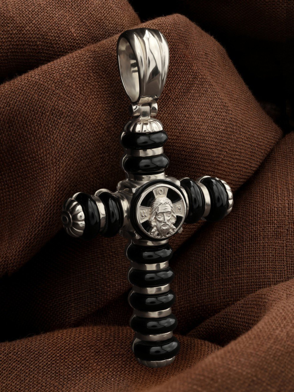 Крест из белого золота c ониксом