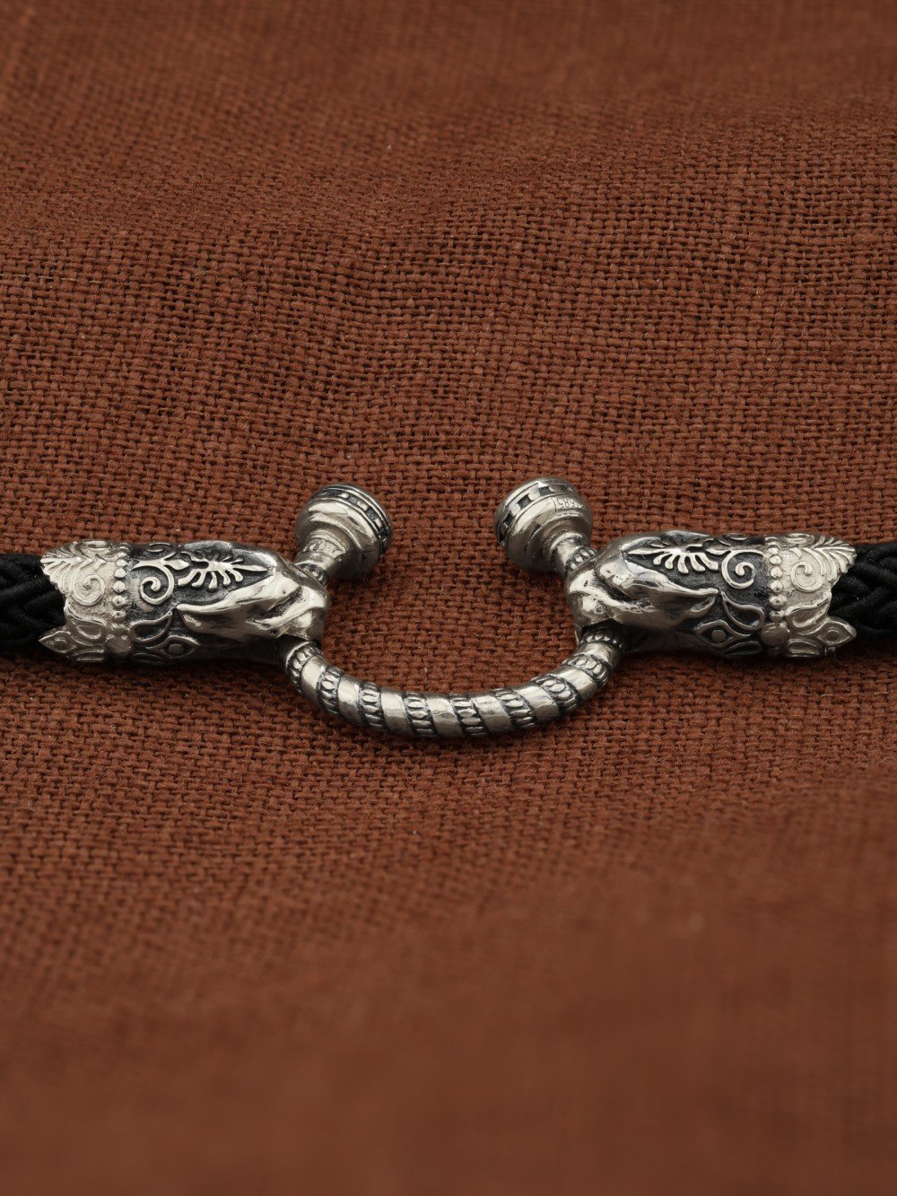 Шнурок шёлковый из белого золота c шёлковым шнурком