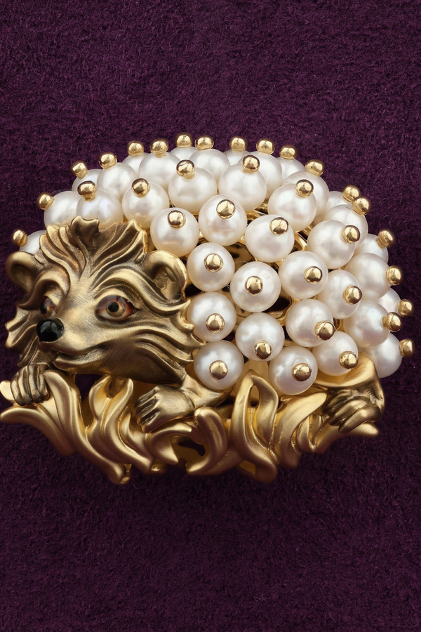 Брошь из лимонного золота c эмалью и жемчугом