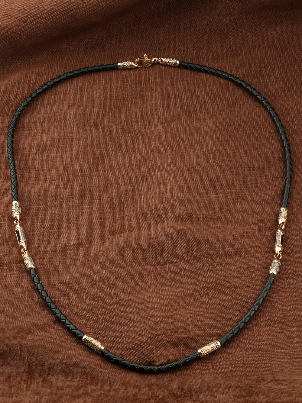 Гайтан из золота c кожаным шнурком и ониксом