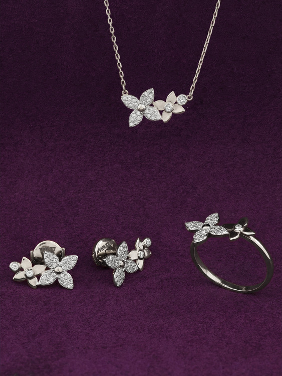 Серьги из белого золота c бриллиантами