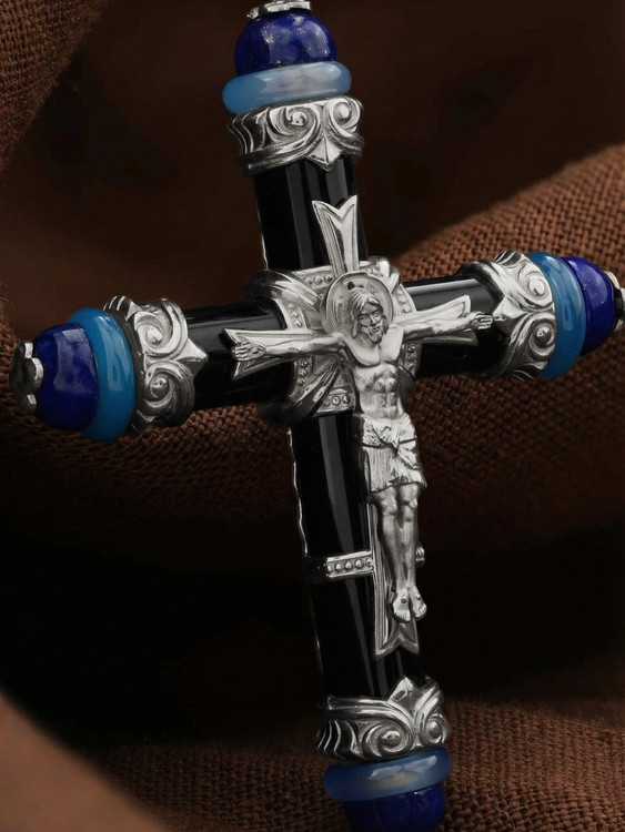 Крест из белого золота c ониксом, агатом и лазуритом