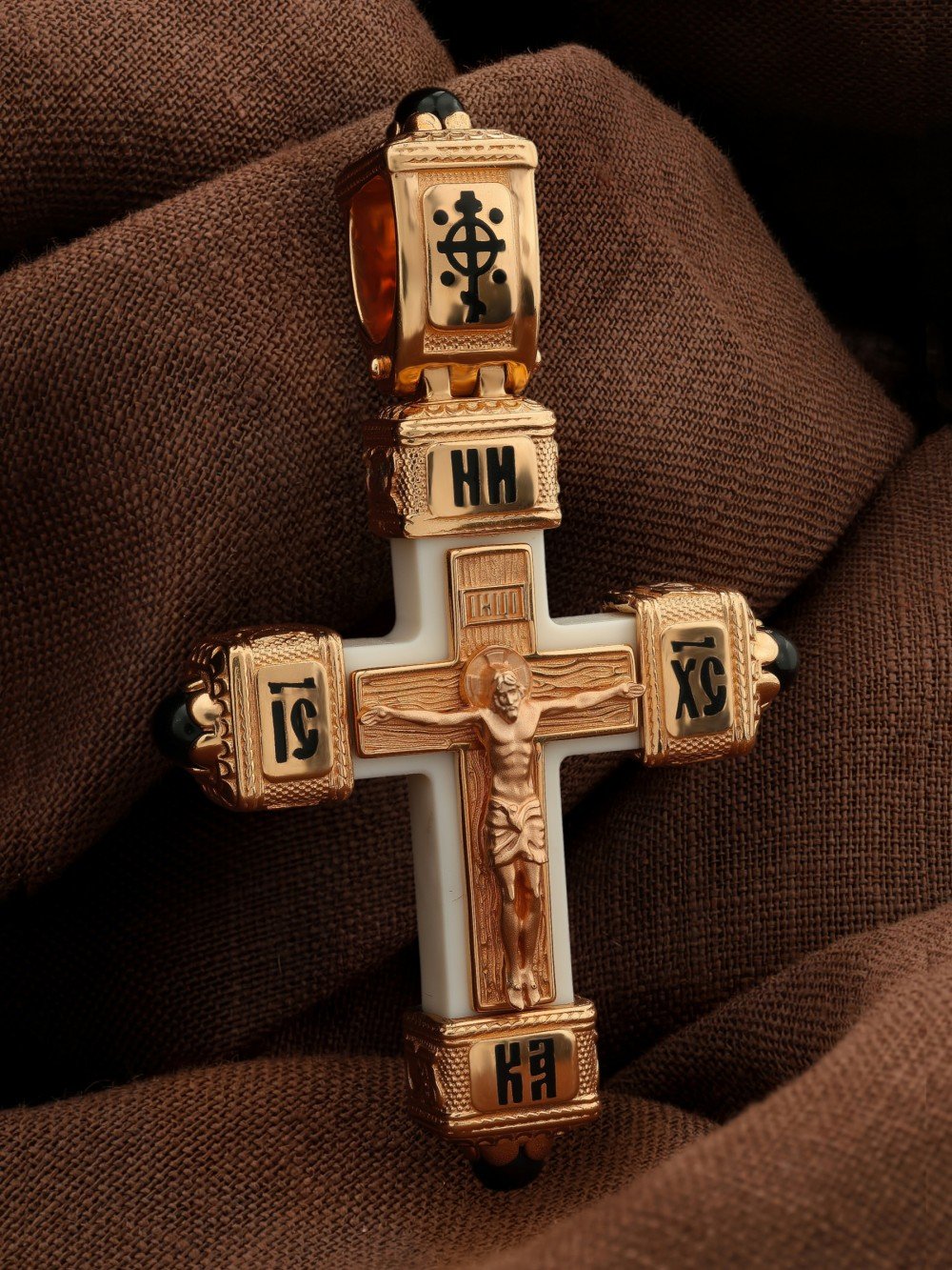 Крест из золота c эмалью, ониксом и бивнем мамонта