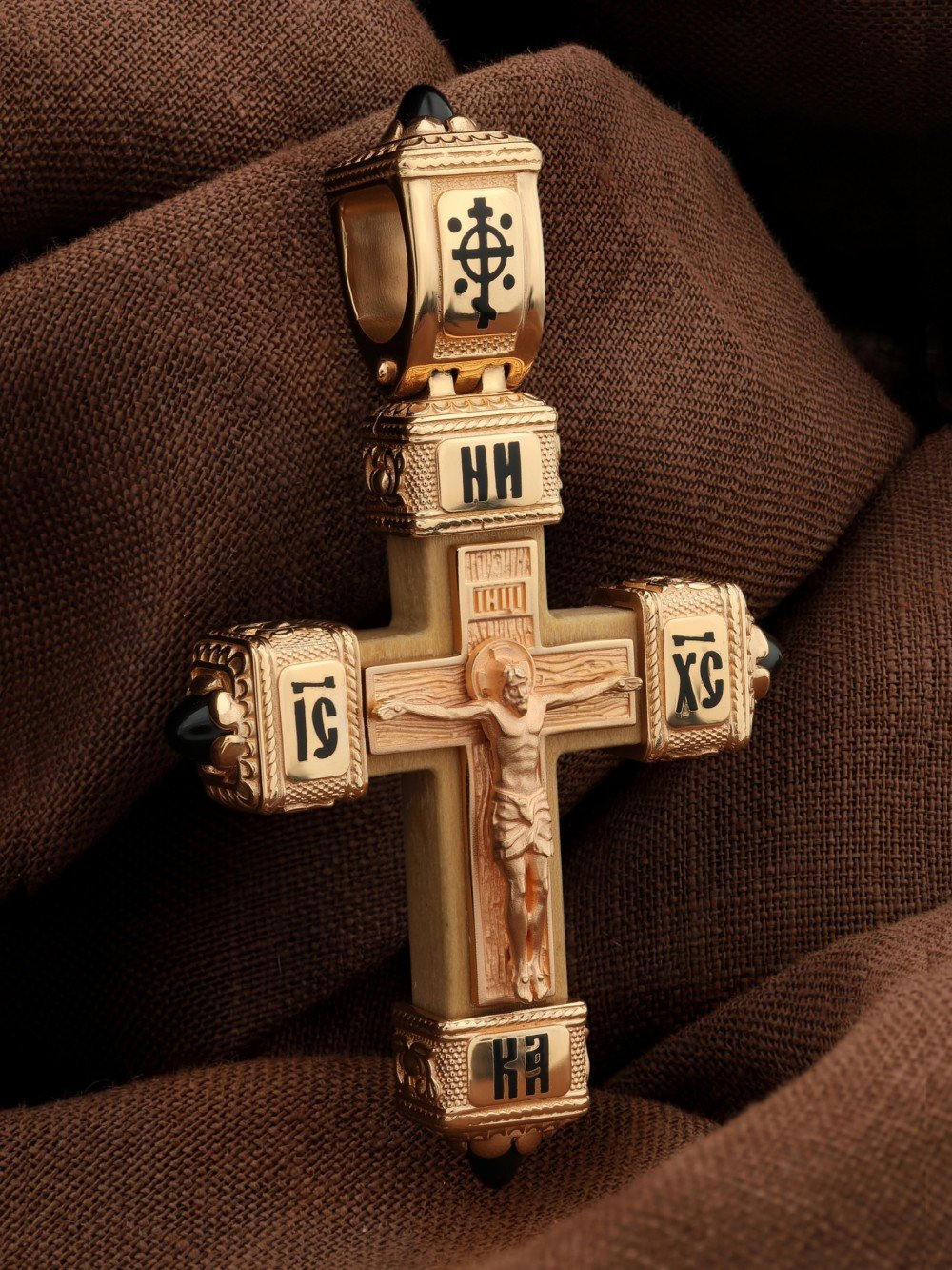 Крест из золота c эмалью, ониксом и деревом груши