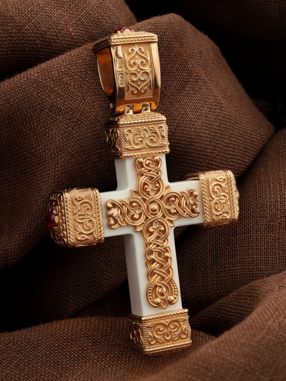 Крест из золота c эмалью, рубином и бивнем мамонта