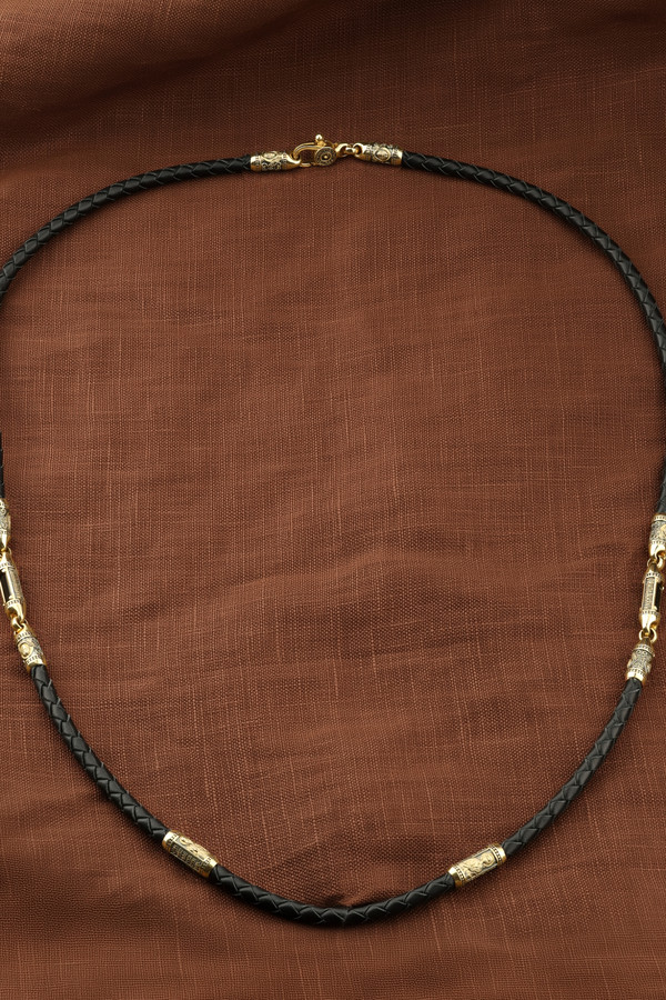 Гайтан из лимонного золота c кожаным шнурком и ониксом