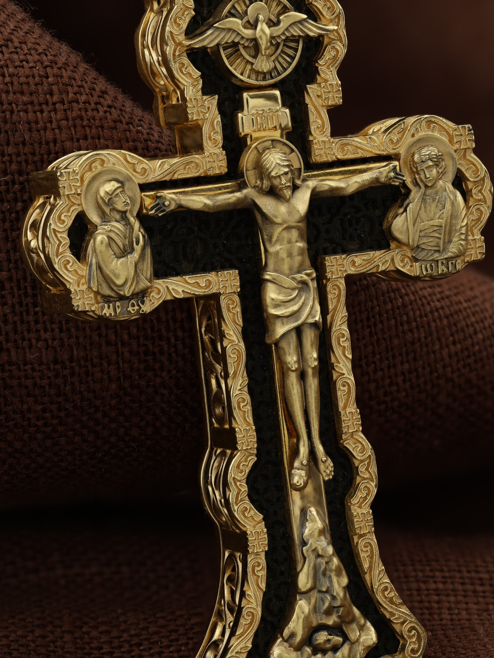 Крест из лимонного золота c эбеновым деревом