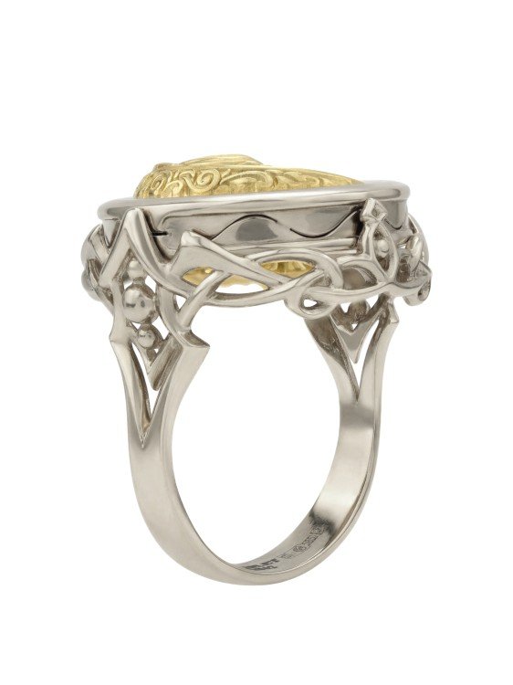 Кольцо из белого золота c ониксом и перламутром