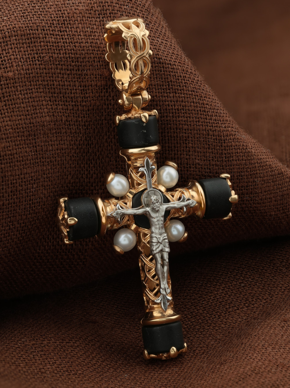 Крест из золота c жемчугом и ониксом