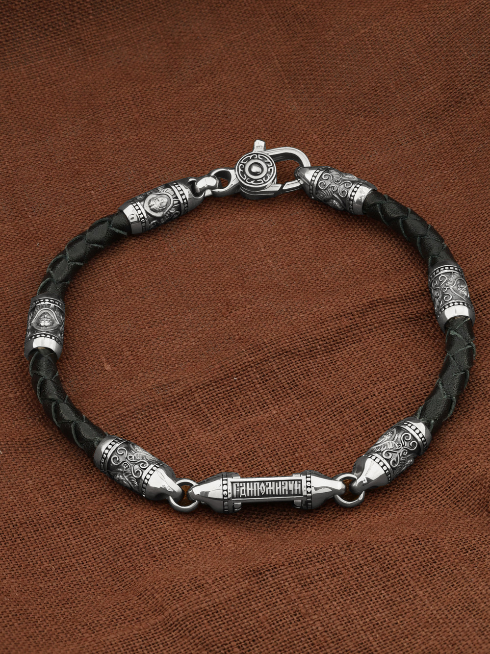 Браслет из белого золота c кожаным шнурком и ониксом