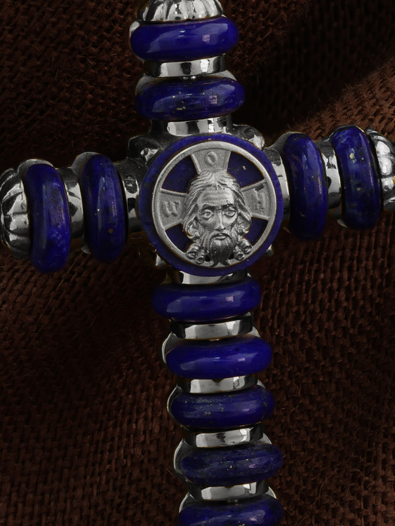 Крест из белого золота c лазуритом