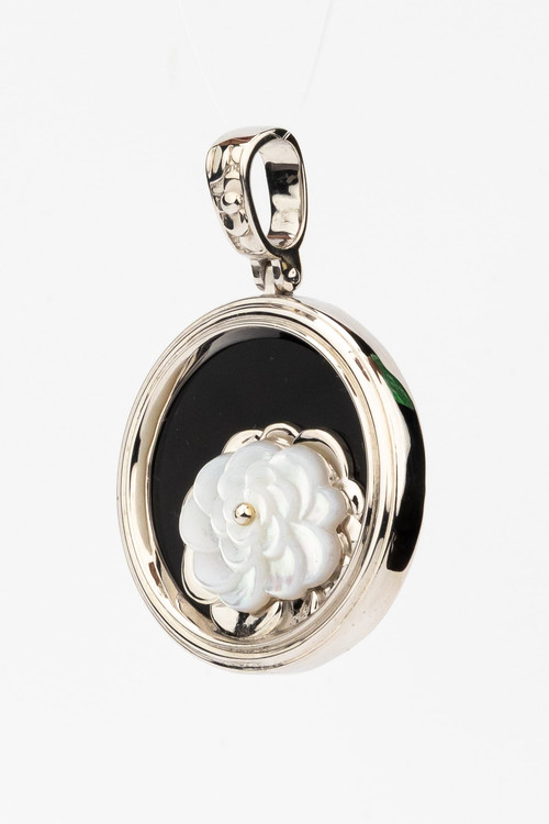 Подвеска из белого золота c ониксом и перламутром