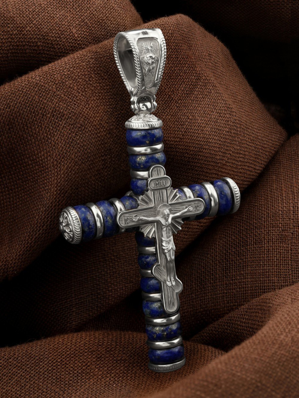 Крест из белого золота c лазуритом