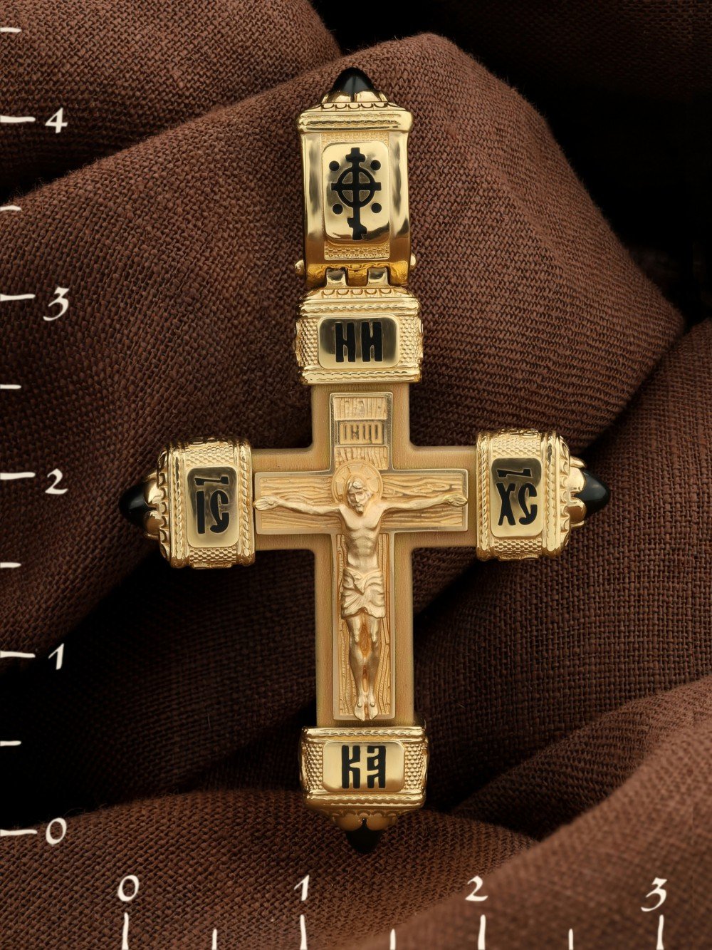 Крест из лимонного золота c эмалью, ониксом и деревом груши