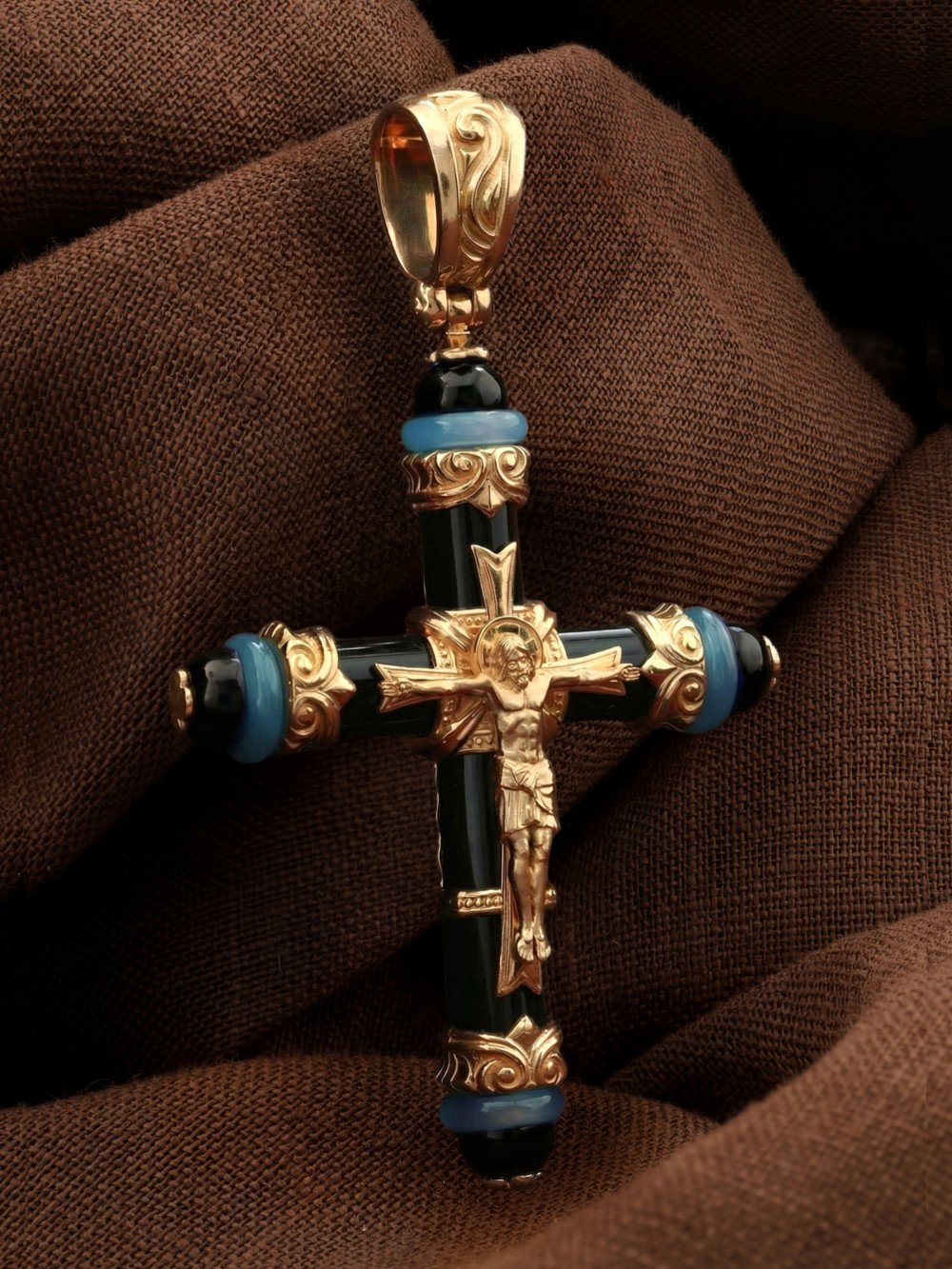 Крест из золота c ониксом и агатом