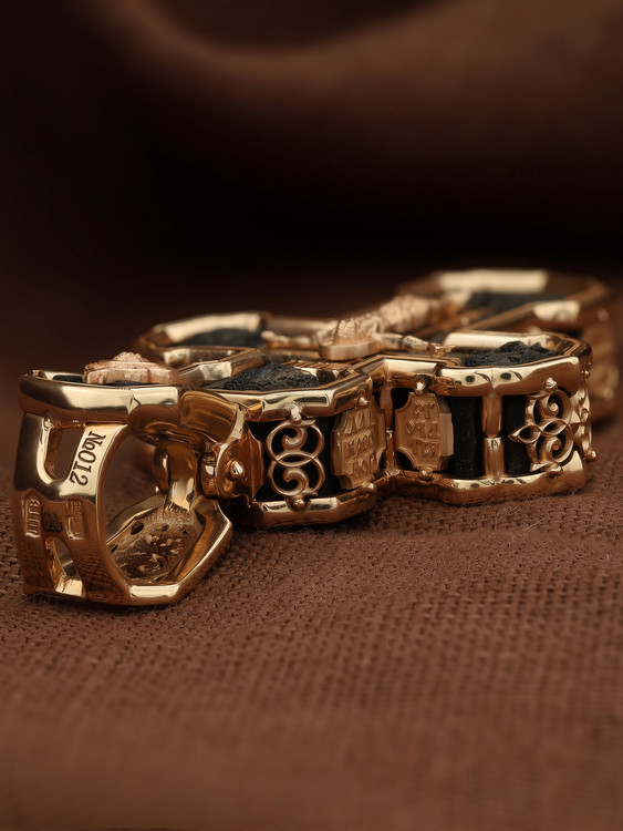 Крест из золота c эбеновым деревом