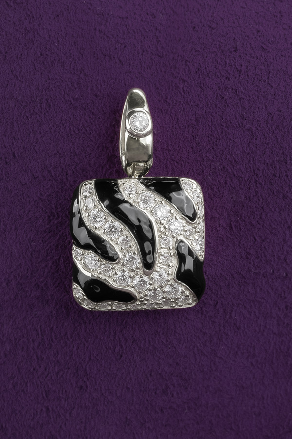 Подвеска из белого золота c эмалью и бриллиантами