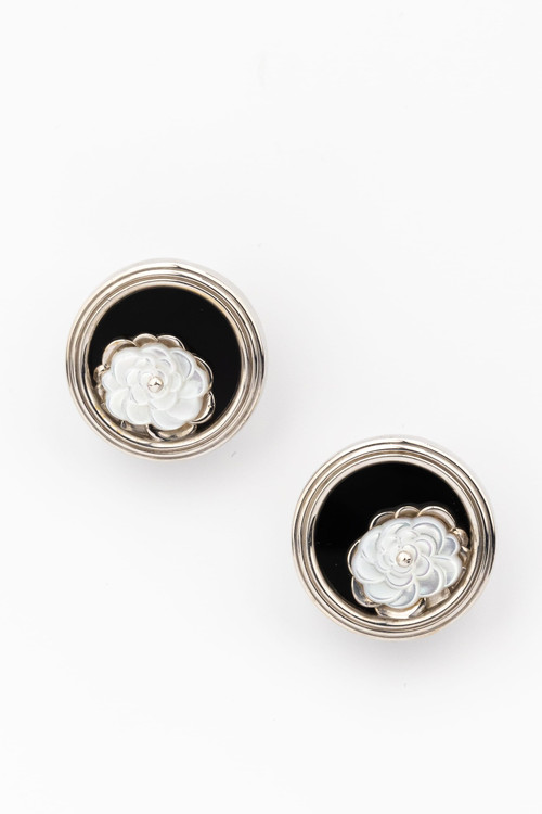 Серьги из белого золота c ониксом и перламутром