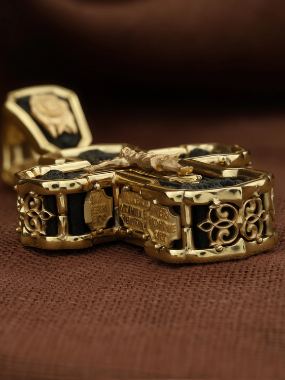 Крест из лимонного золота c эбеновым деревом