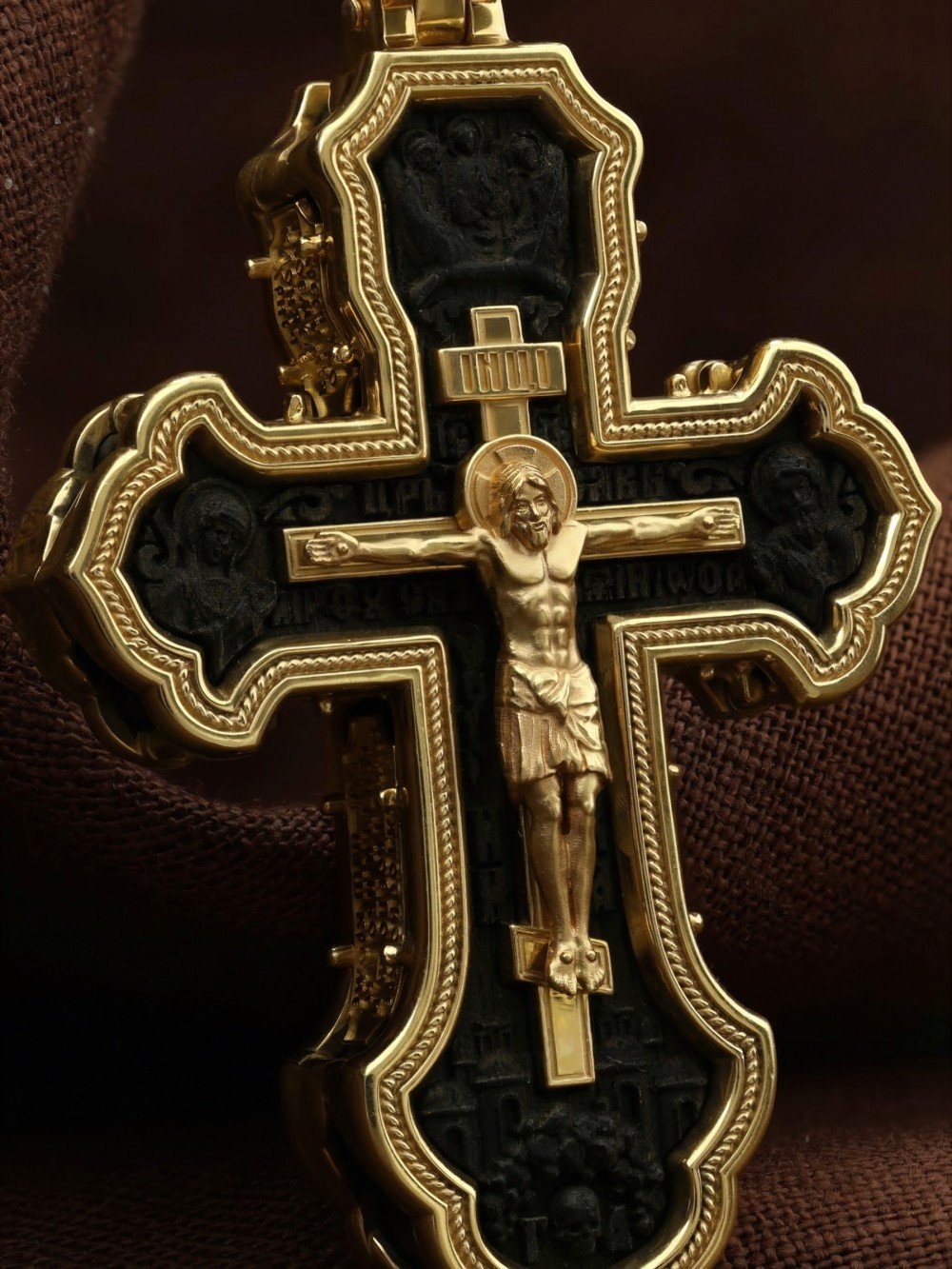 Крест из лимонного золота c эбеновым деревом