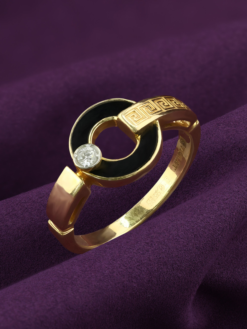 Кольцо из лимонного золота c бриллиантами и ониксом