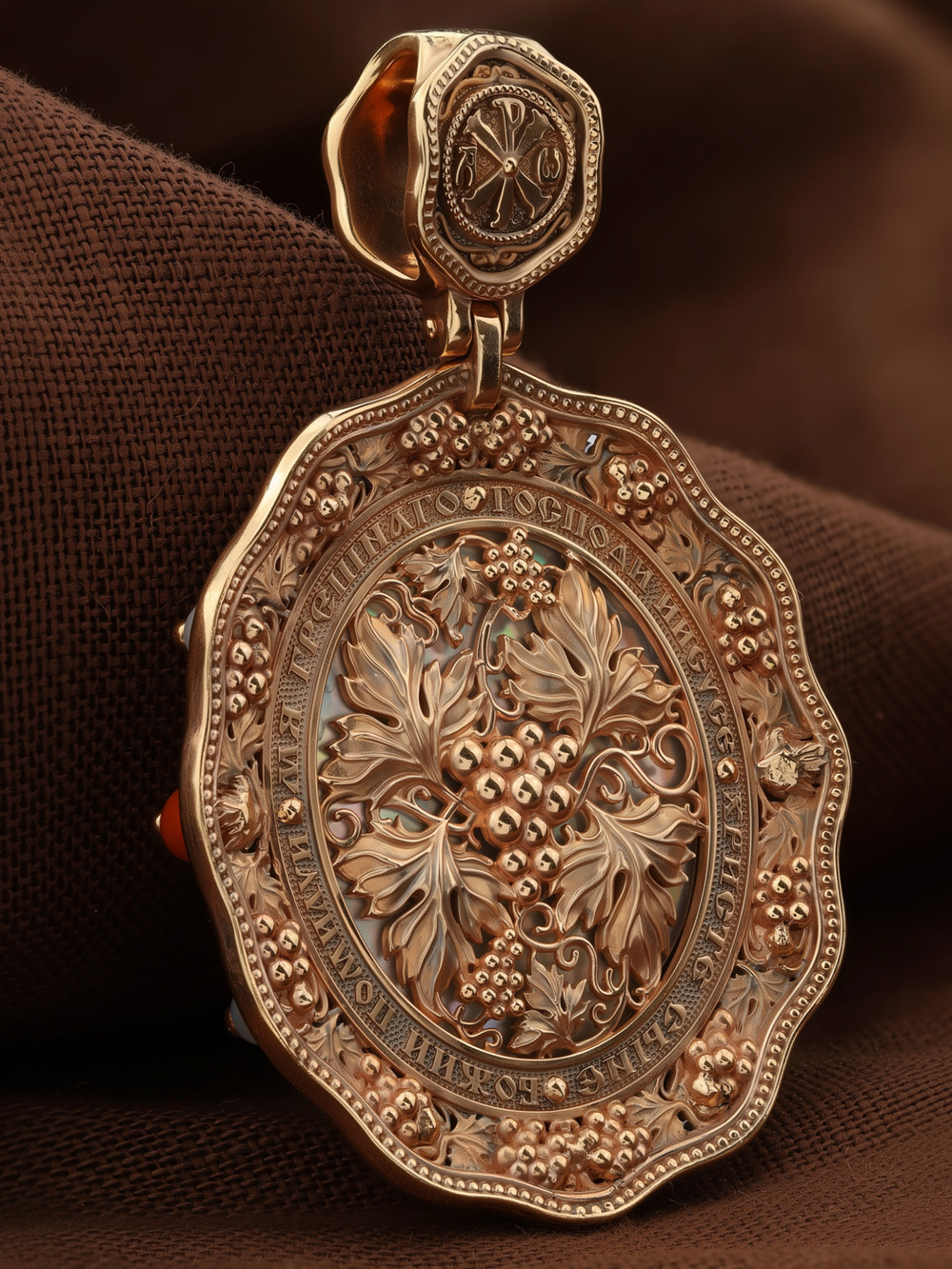 Образок из золота c эмалью, жемчугом, кораллом и перламутром