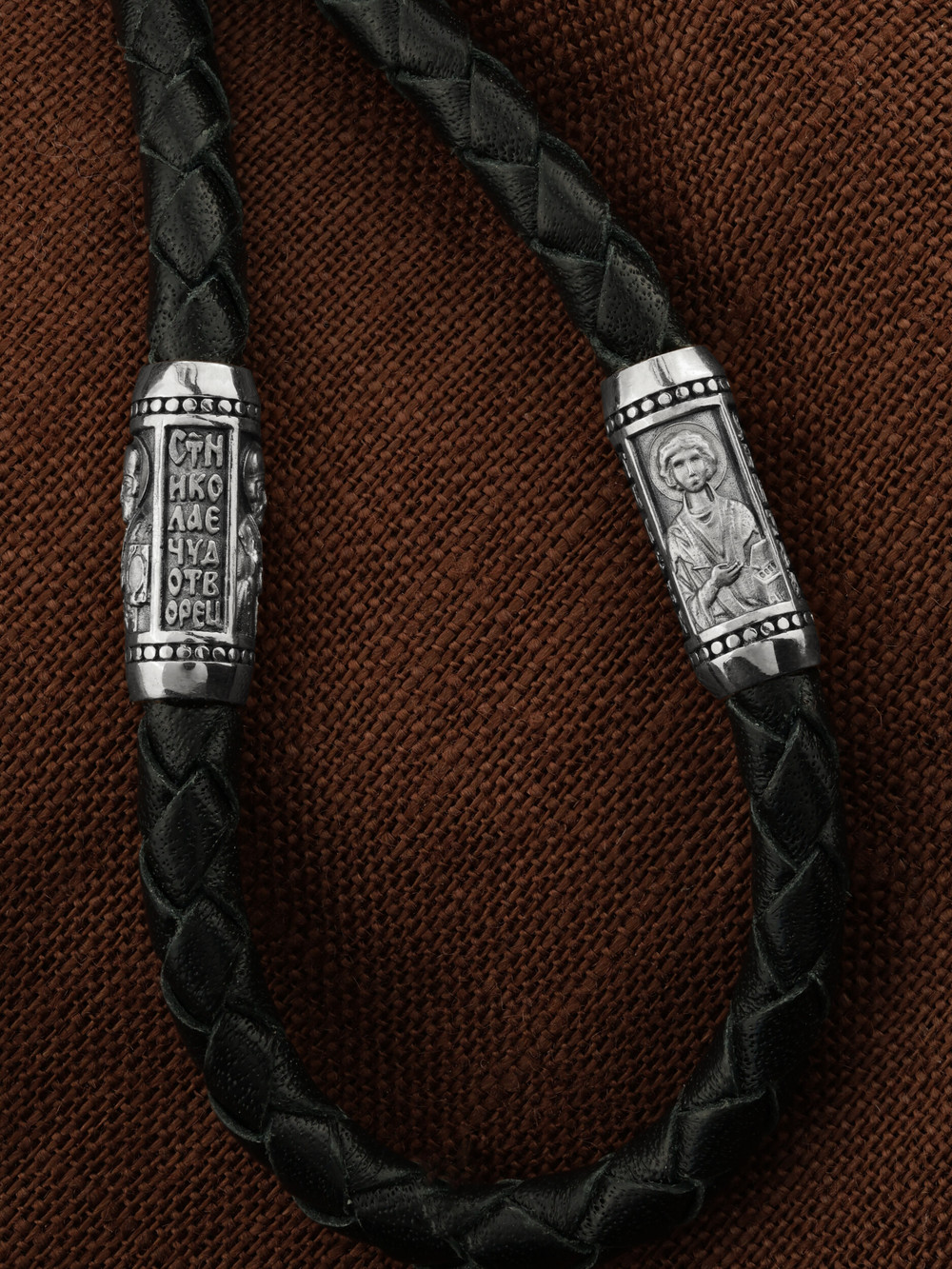 Гайтан из белого золота c кожаным шнурком и ониксом