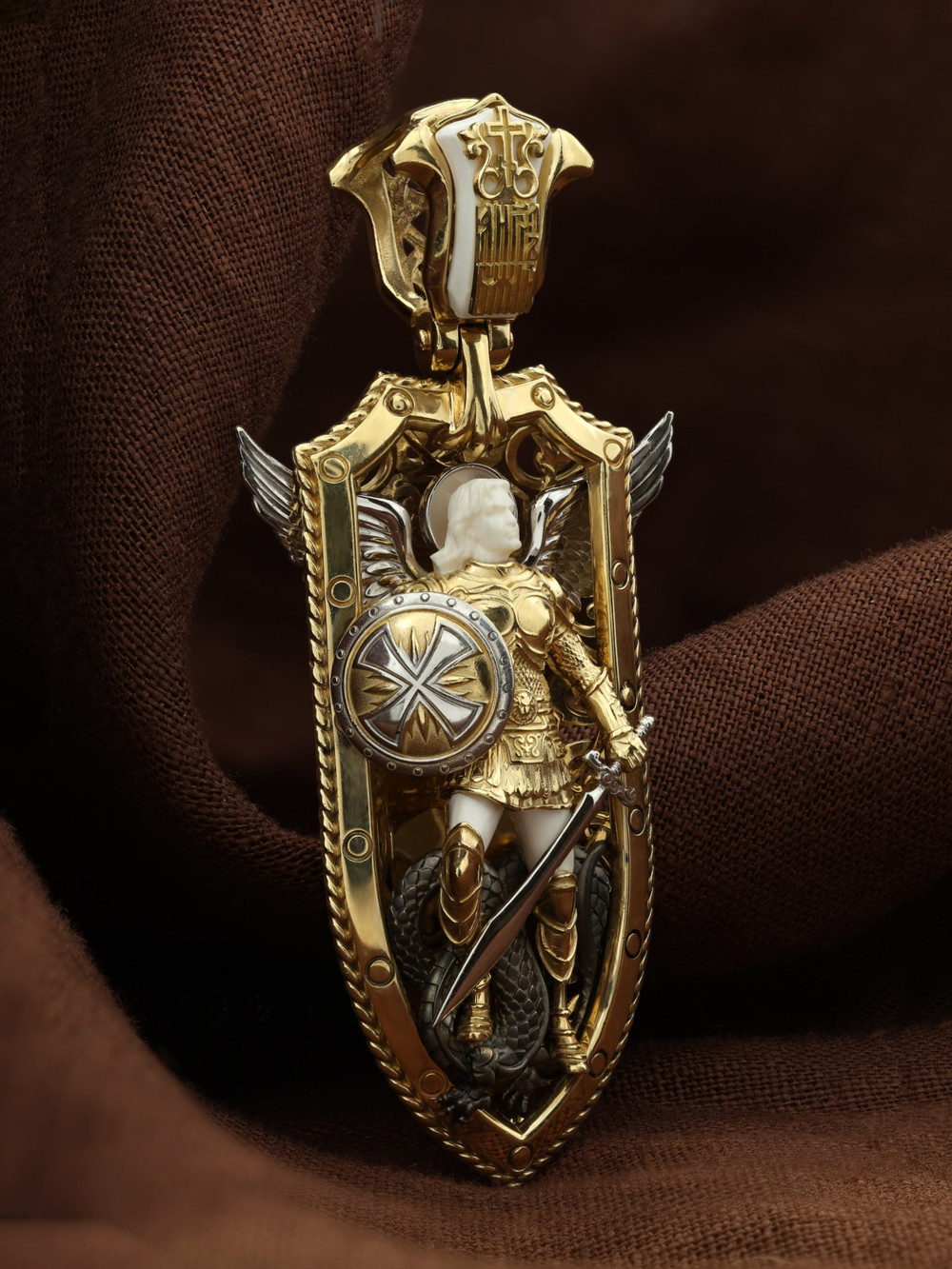 Образок из лимонного золота c эмалью и бивнем мамонта