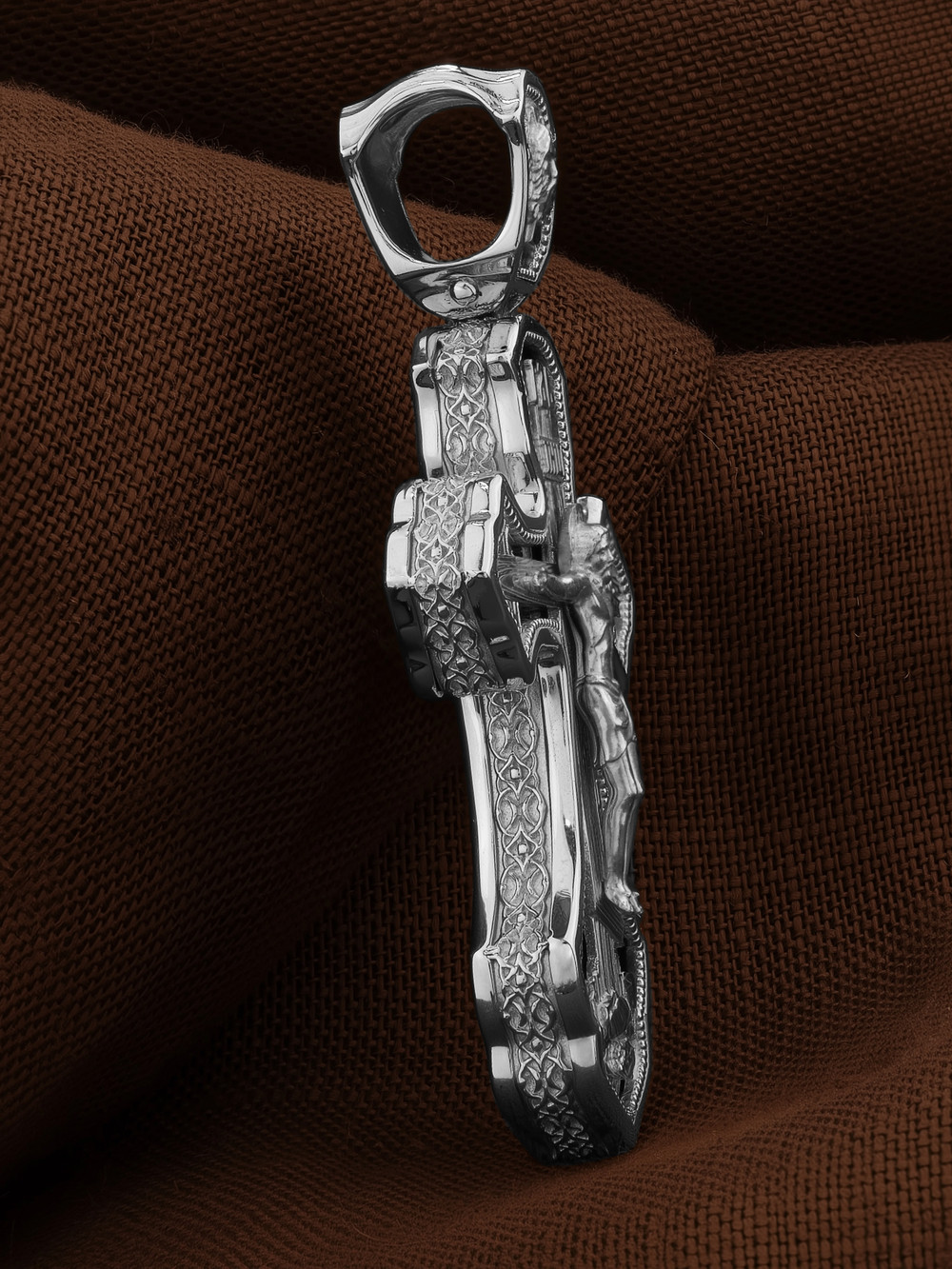 Крест из белого золота c ониксом