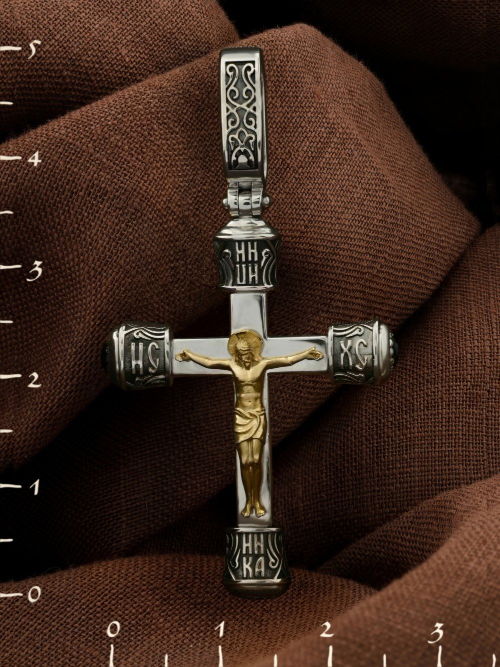 Крест из белого золота c ониксом