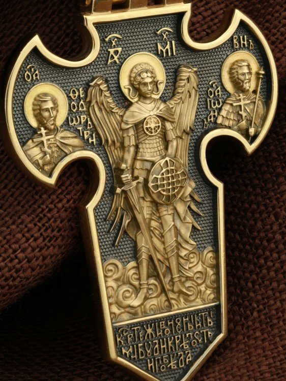 Крест из лимонного золота