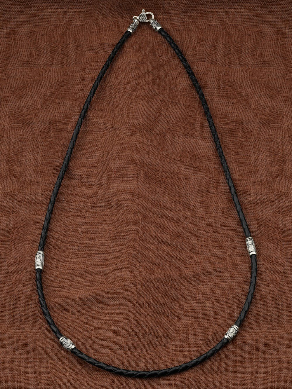 Гайтан из белого золота c кожаным шнурком