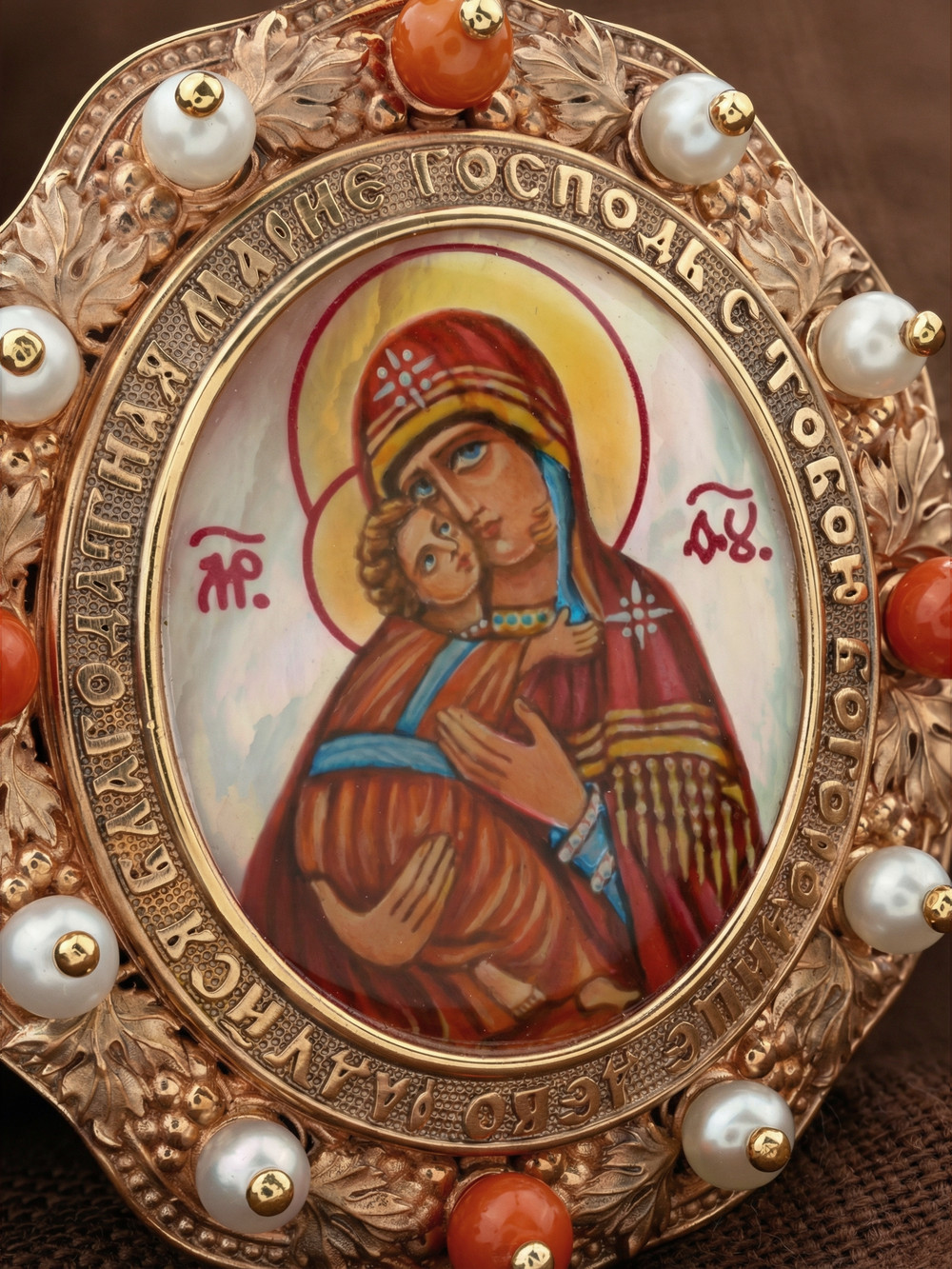 Образок из золота c эмалью, жемчугом, кораллом и перламутром