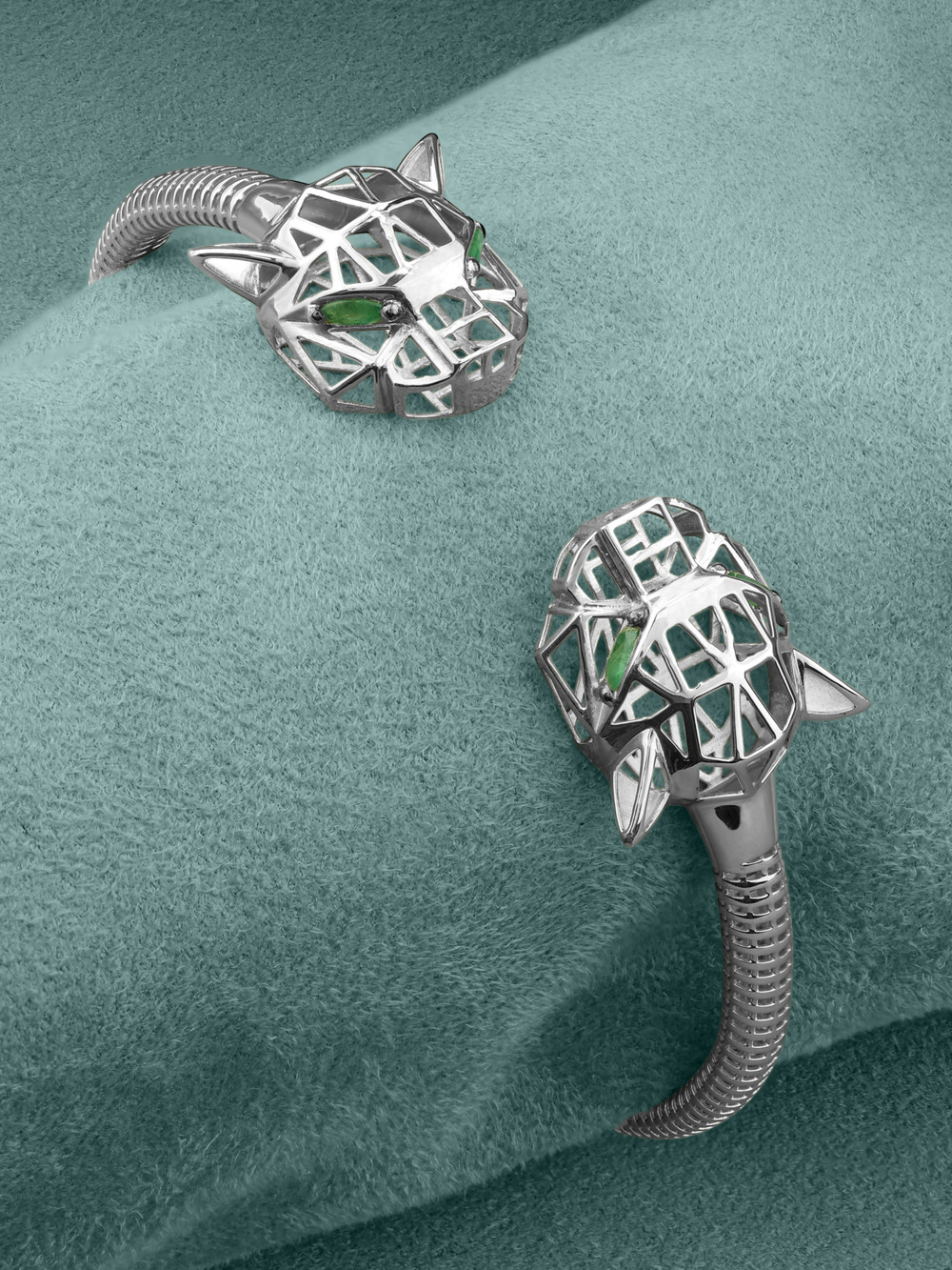 Браслет из белого золота c изумрудом