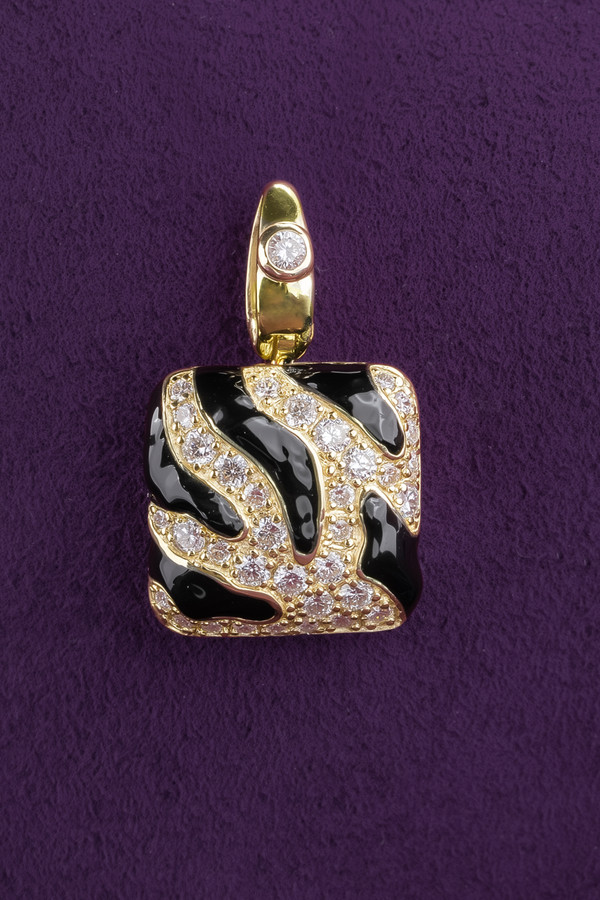 Подвеска из лимонного золота c эмалью и бриллиантами